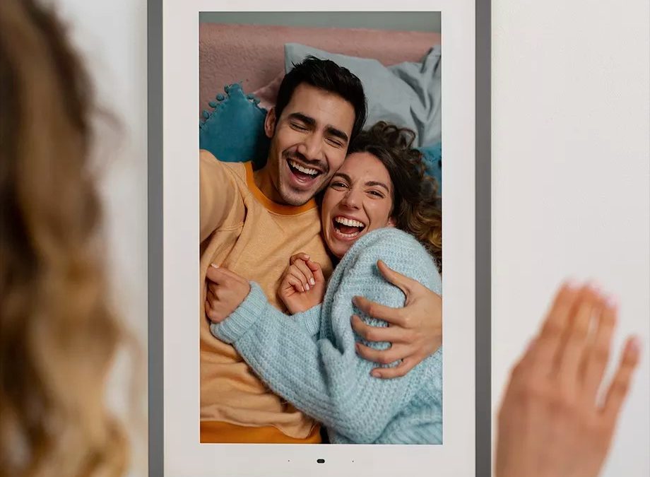 Lenovo 21.5-inches Smart Photo Frame with Google Photos listed on Indiegogo with a 50% direct discount