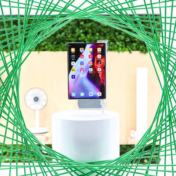 OPPO X 2021 Demo Air Charging and Hand-on Rollable smartphone
